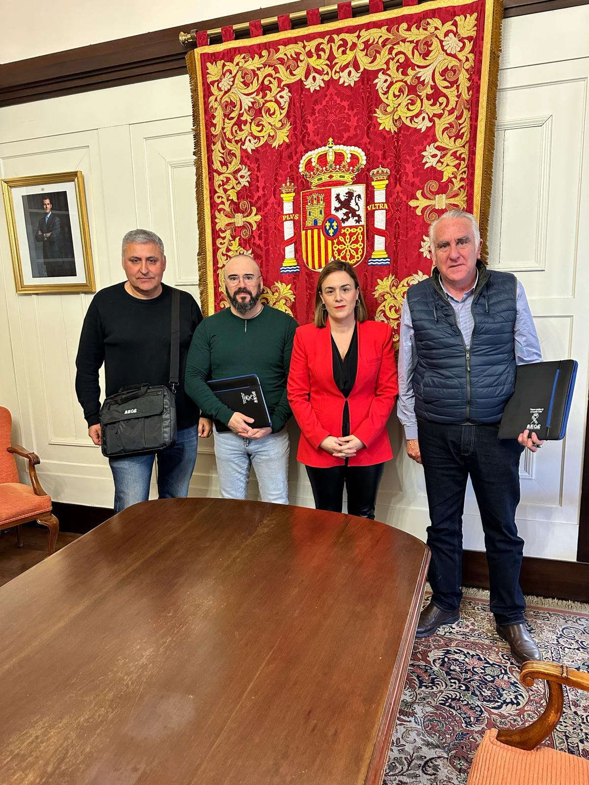 La delegada del Gobierno, Alicia Echeverria Jaime, junto a los representantes de  AEGC con Fernando Garca Poves, Julio Sanabria Gorostiza representantes de la Federacin de Trfico, y con el delegado de AEGC en Navarra Pedro Jimnez.